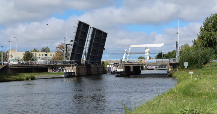 Kortevliet junction with the 'Old Rhine', Leiden