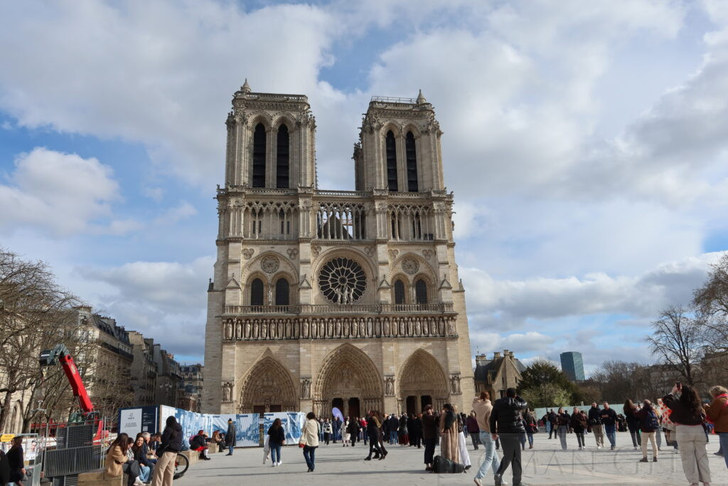 Le Parvis de Notre Dame, Paris