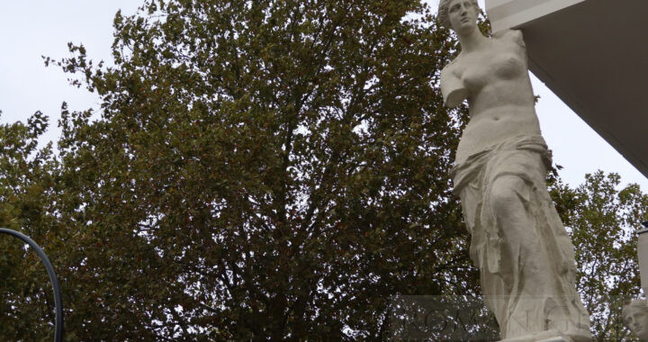 Venus de Milo replica, supporting a Block of 110 Flats in Guyancourt, Paris, designed by the Spanish Architect Manuel Nunez Yanowsky.