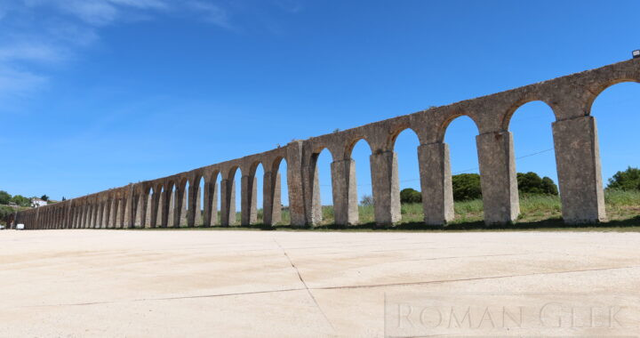 Obidos Aqueduct dating from 1573, Portugal